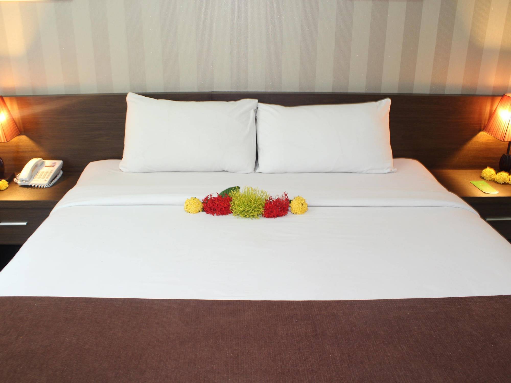 The Square Surabaya Hotel Exterior photo