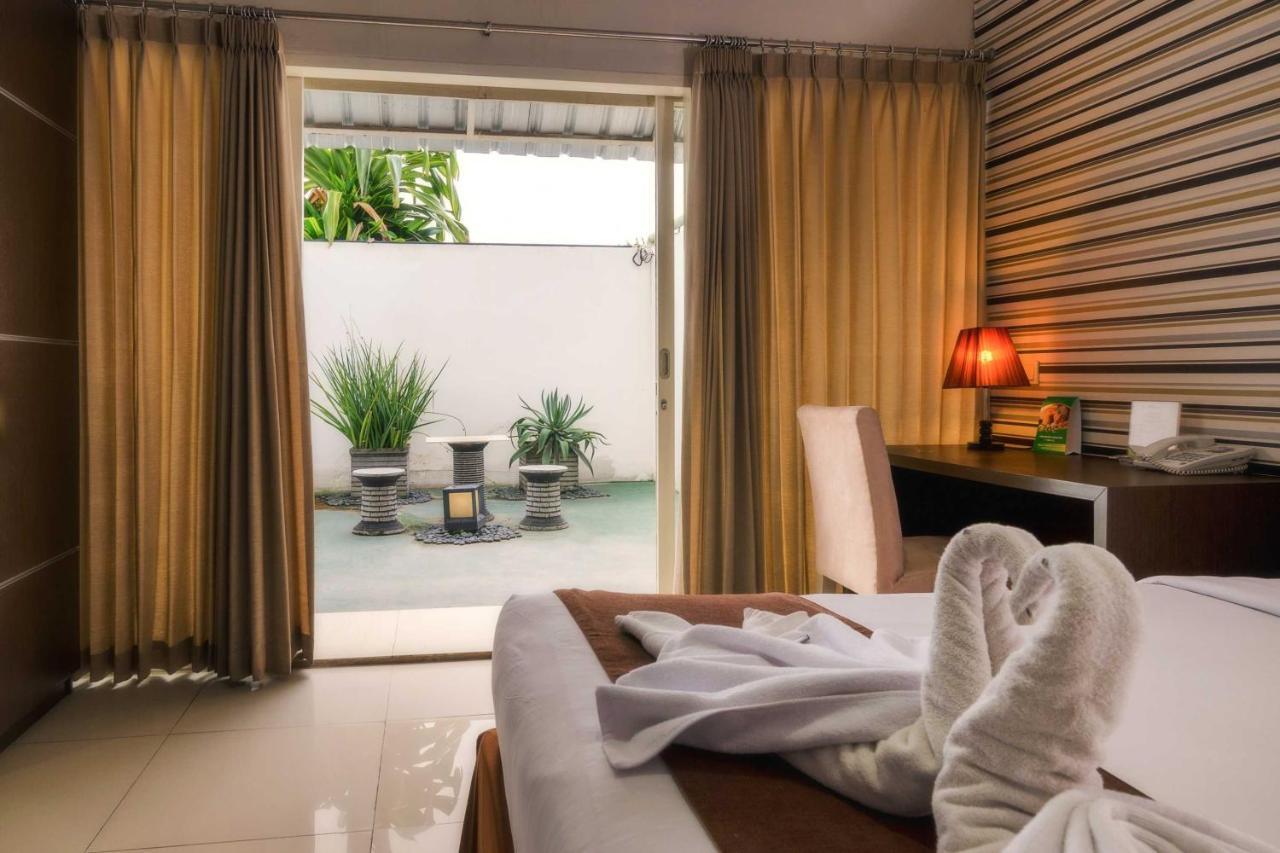 The Square Surabaya Hotel Exterior photo